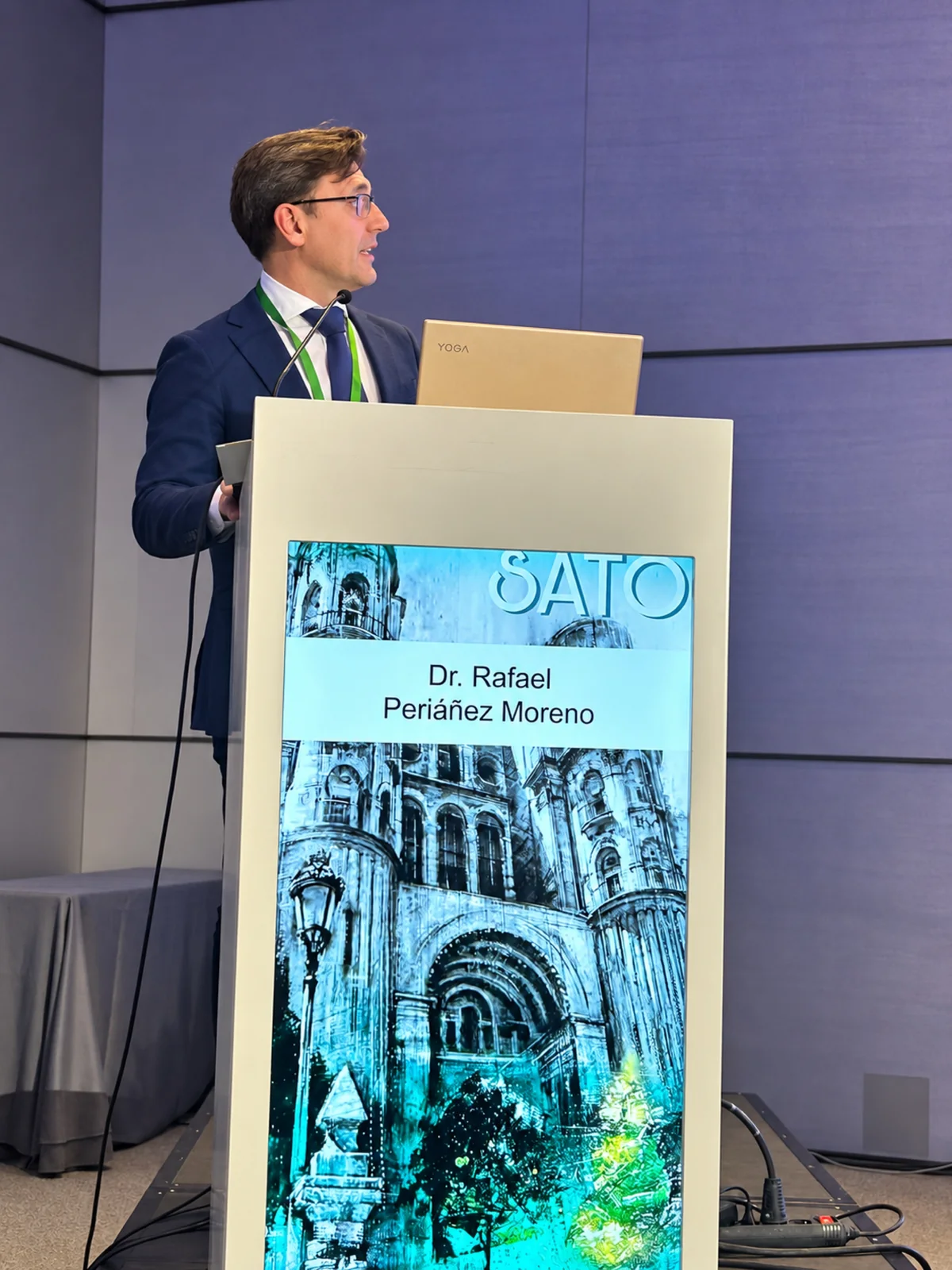 Dr. Rafael Periáñez durante una ponencia.