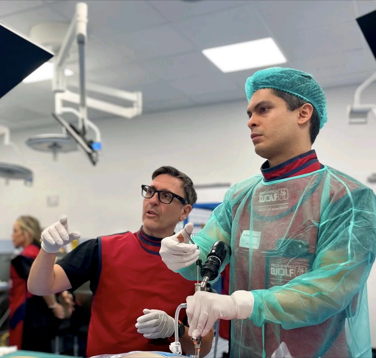Dr. Rafael Periáñez guiando a otro cirujano durante una sesión de formación práctica.